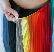 Charger l'image dans la galerie, Model shot revealing the hidden elastic inner waistband, for comfort and adaptability in this size inclusive style.